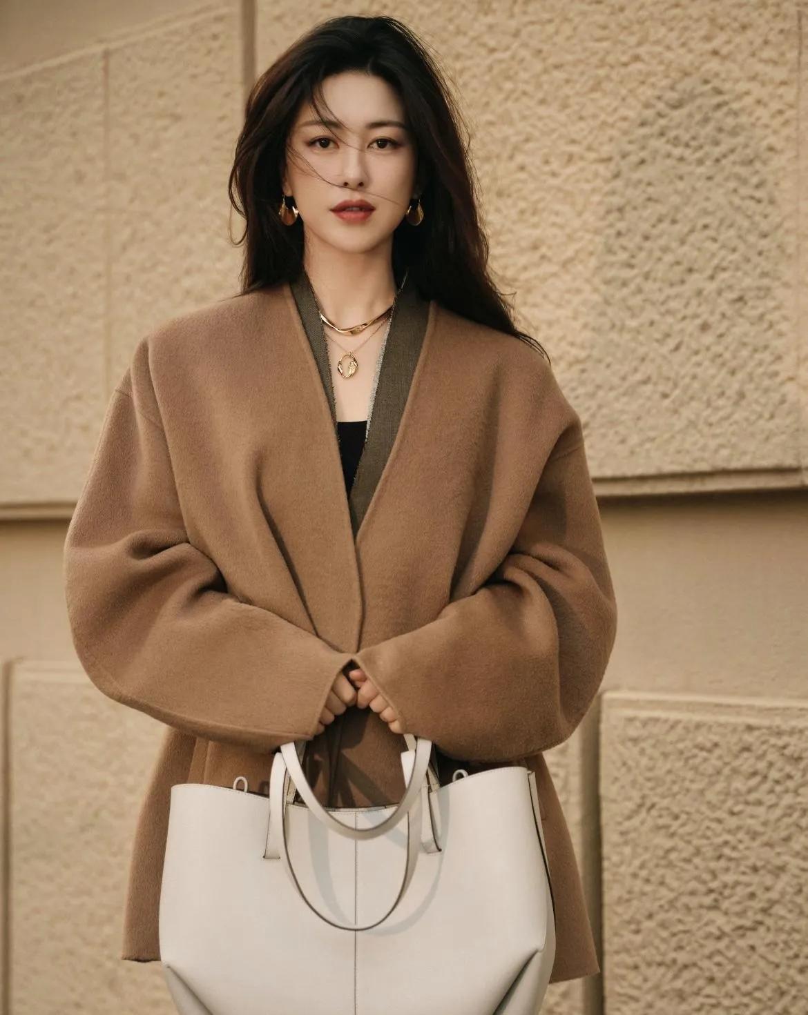 朱珠这“驼色大衣+叠穿”，把秋日高级感焊在身上了谁看了不说朱珠是秋冬穿搭模