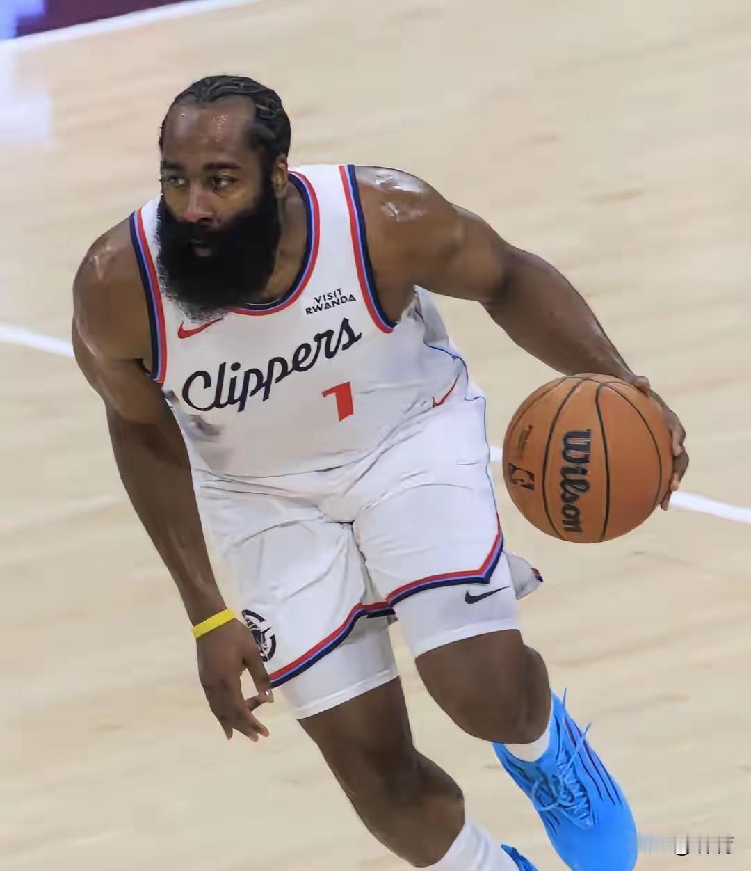 哈登缺席打雷霆的比赛是明智之举！据悉，哈登由于小腿拉伤将缺席客场挑战雷霆的比赛。