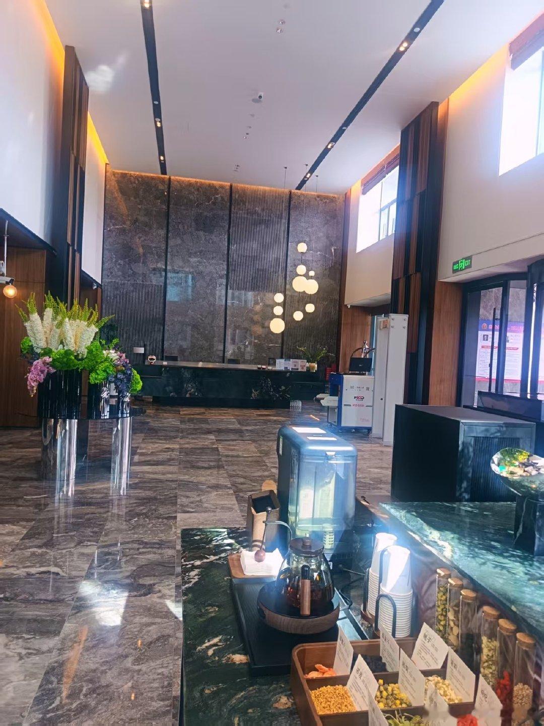我们在搏乐赛里木湖城际酒店，陕西金梧桐建设工程有限公司，去年干的活到现在拿不上钱宾馆都营业快一要一年