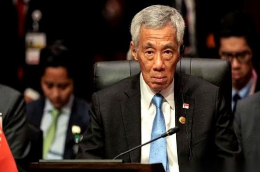 印尼的货船，以前去趟中国，得先在新加坡那儿拐个大弯，卸货、报关、再装船。新加坡啥