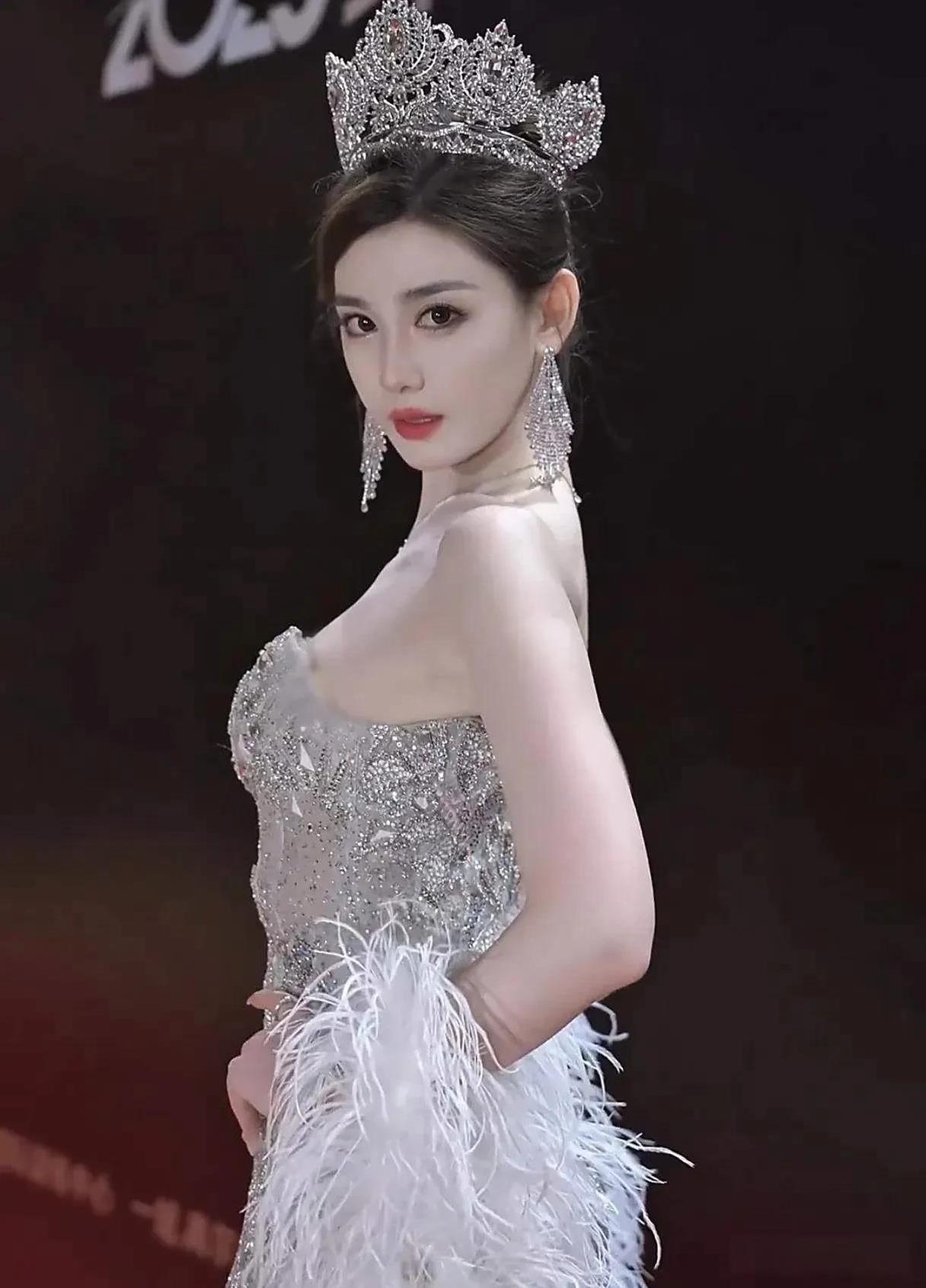 2025环球小姐中国冠军朱琳，风姿绰约，美得不可方物
