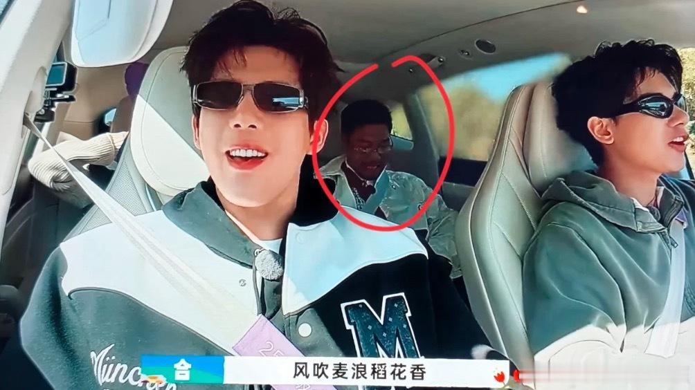 后面这个外国友人是谁哈哈哈哈哈哈哈冰哥，原谅我真看岔劈了哈哈哈哈咋晒成这样了捏？