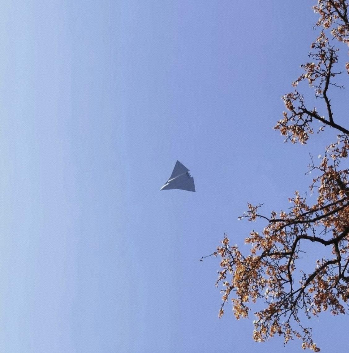 第三架歼-36？不是军迷，也比较眼盲，实在是分不清第一架、第二架和第三架的区