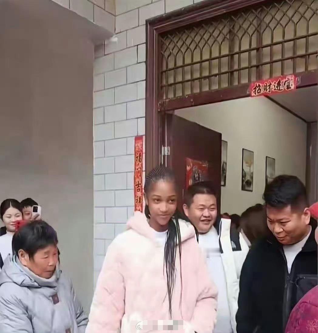 乡下表弟找了个黑人女朋友，全村人都来围观。​​​