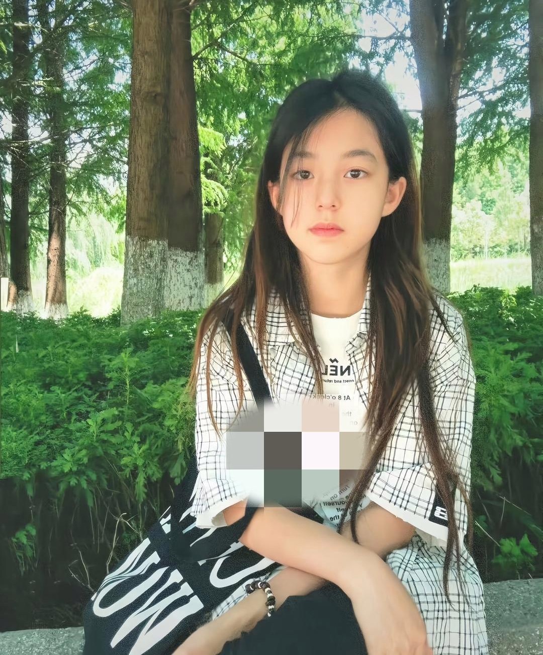 刘畊宏女儿小泡芙晒出暑假在昆山游玩的照片，她有点氧气女孩的感觉。没有变成读国际学