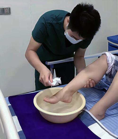 给独居的奶奶请一个住家保姆，月薪8000，让我吃惊的是，保姆是一个95后本科毕业