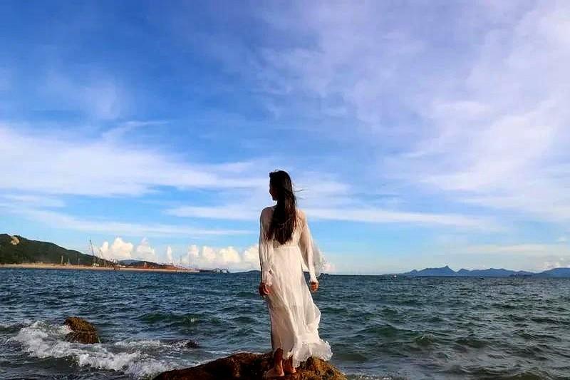 周二下午的K3607次列车从宝鸡开往西安，我隔着小桌板注意到对面女孩的状态——二