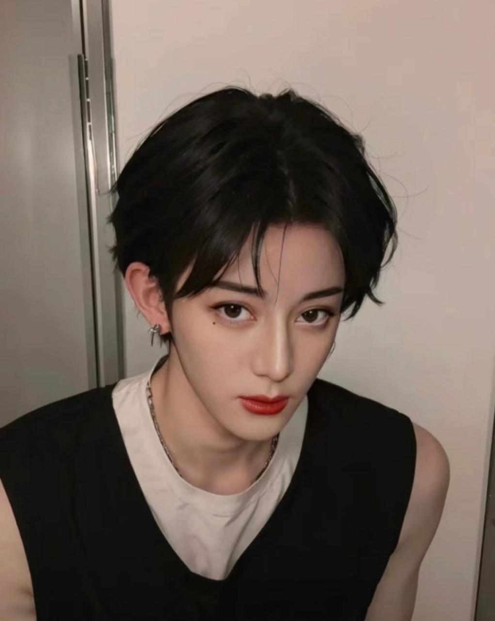 迪丽热巴超短发造型路透迪丽热巴近日以超短银发造型惊艳亮相，引发热议。她首次尝