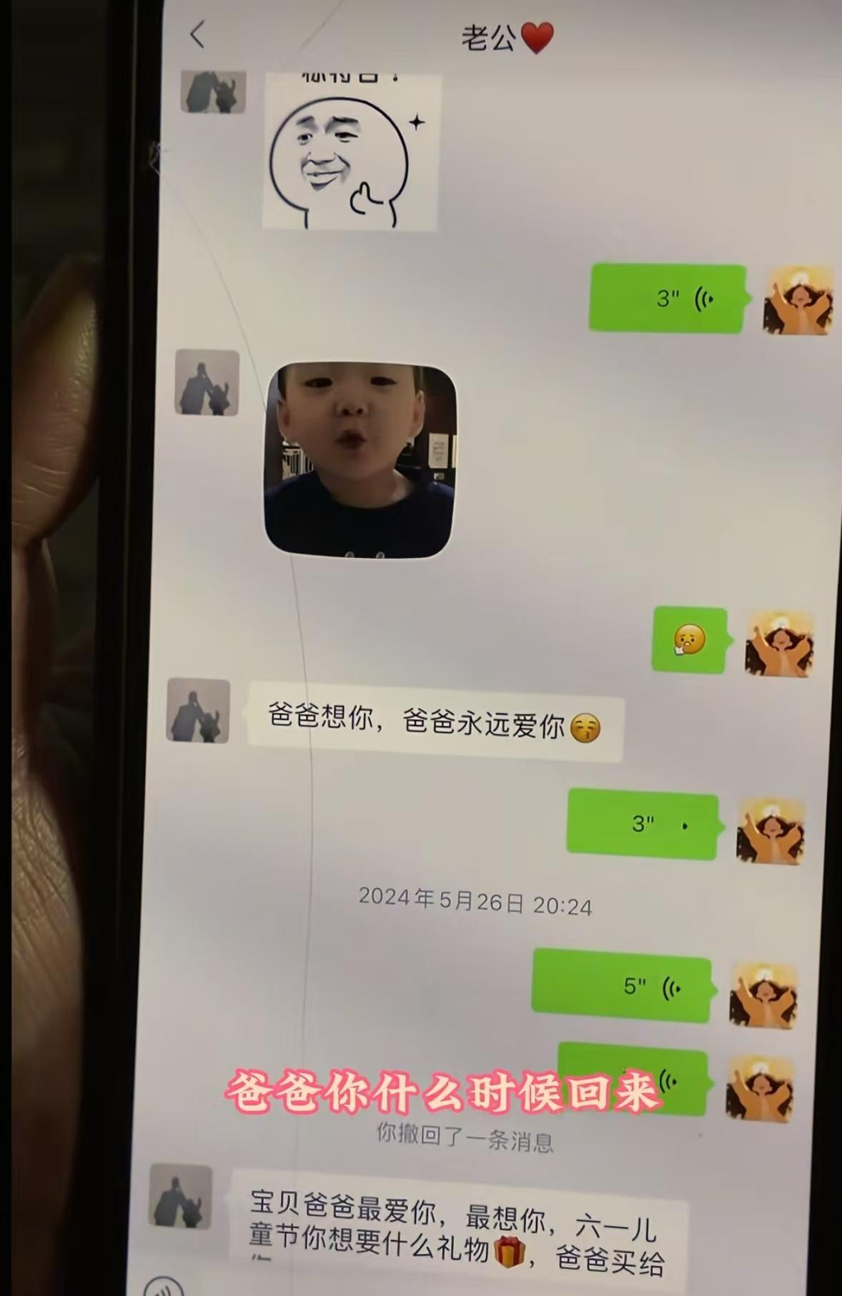 看哭了！凌晨的街头，一个大姐还带着两个孩子在路边摆摊卖烧饼，小伙看到后很同情，想