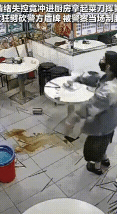 1月3号在香港一家牛杂店，吉林刘女士因手机没电了，无法支付饭费，跟老板发生了冲突