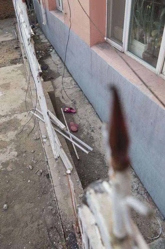 曾经，在狭小的出租屋内，我猛地听到窗外传来一声沉闷的巨响。急忙奔至窗前，只见地面