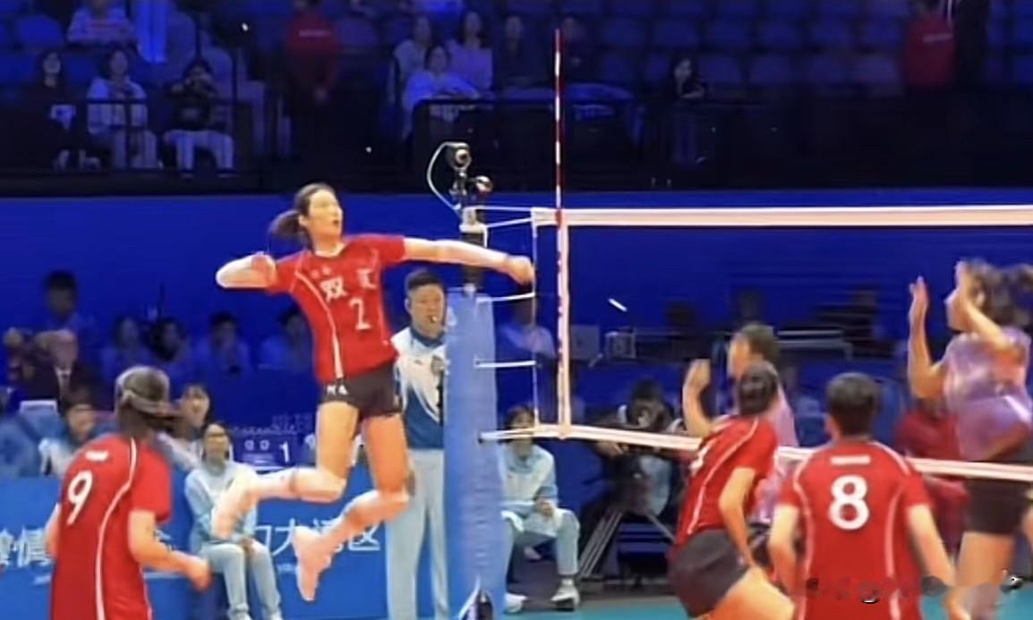 河南女排真的最疼自己的亲闺女朱婷！自己的家长才拿自己的孩子当回事！定海神针朱婷这