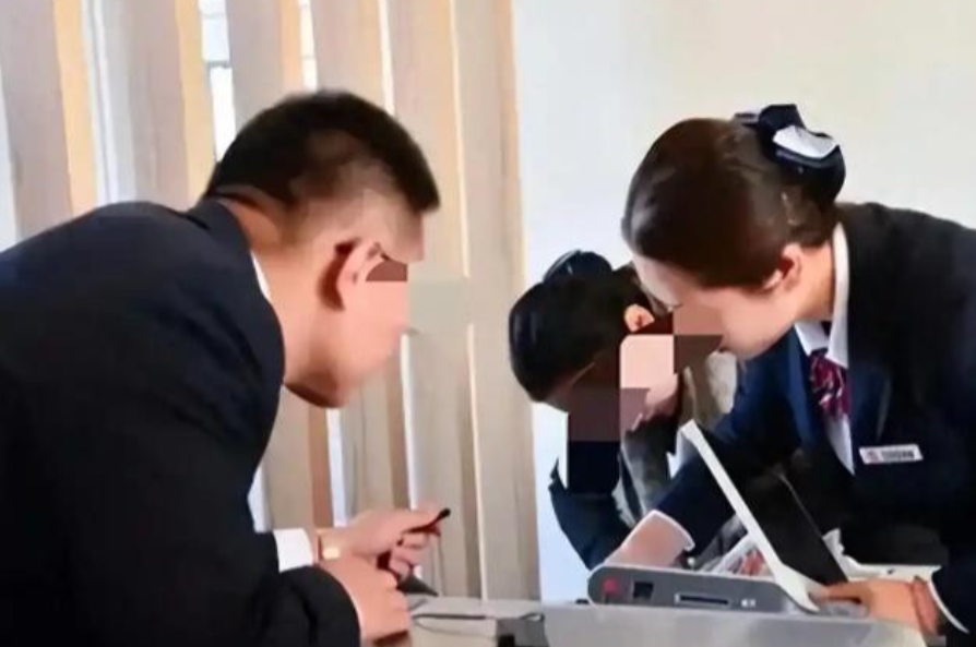 湖北十堰，女子嫌男人没能力、不作为，便在银行贷款30万，自己出去闯荡去做生意，万