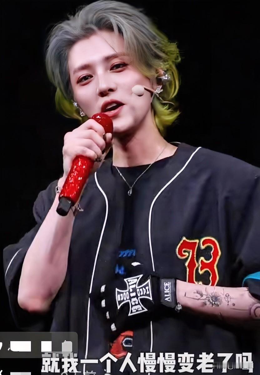 鹿晗上海演唱会上不经意的一句话，又成了网络上的一大瓜，网友们纷纷猜测其透露出2个