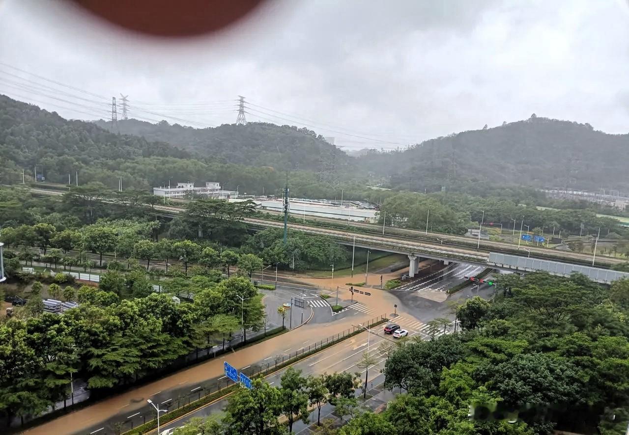 “桦加沙”拐道了“桦加沙”台风拐了，大家昨晚都很紧张，今早终于松了一口气！