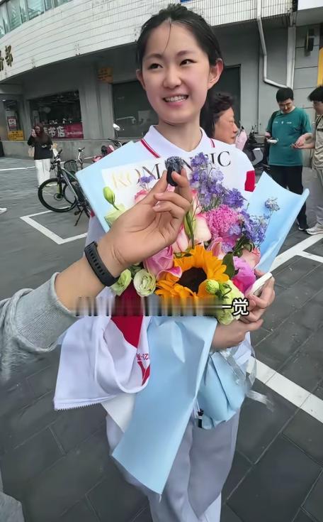 记者挖坑等她跳，结果自己栽进去了。人大附中这个女孩，给所有成年人上了一课！高考