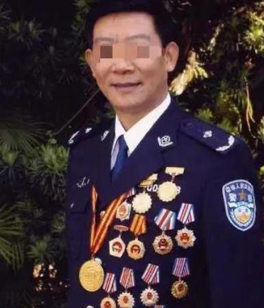 1992年，一名卧底警察受邀参加颁奖典礼，没想到主办方突然切换到直播，致使其身份