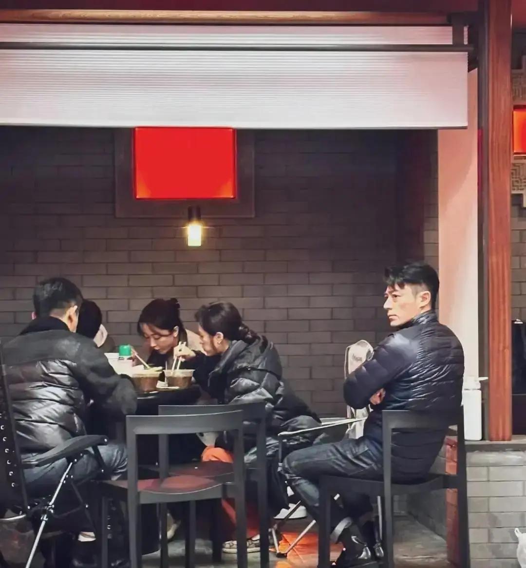 43岁霍建华脸垮了？上海一家日料店，灰色卫衣、头发乱糟。照片一出，评论区齐