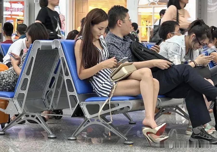 金色高跟鞋很抢眼！