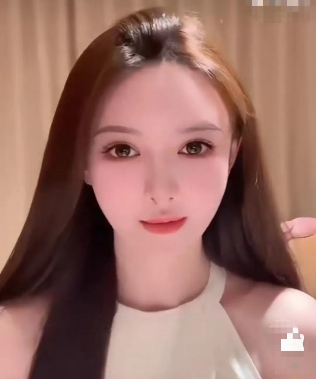 #叶珂复播#“珂学家”被传生下黄教主孩子后一年多回归直播行业，网友都在问叶珂生