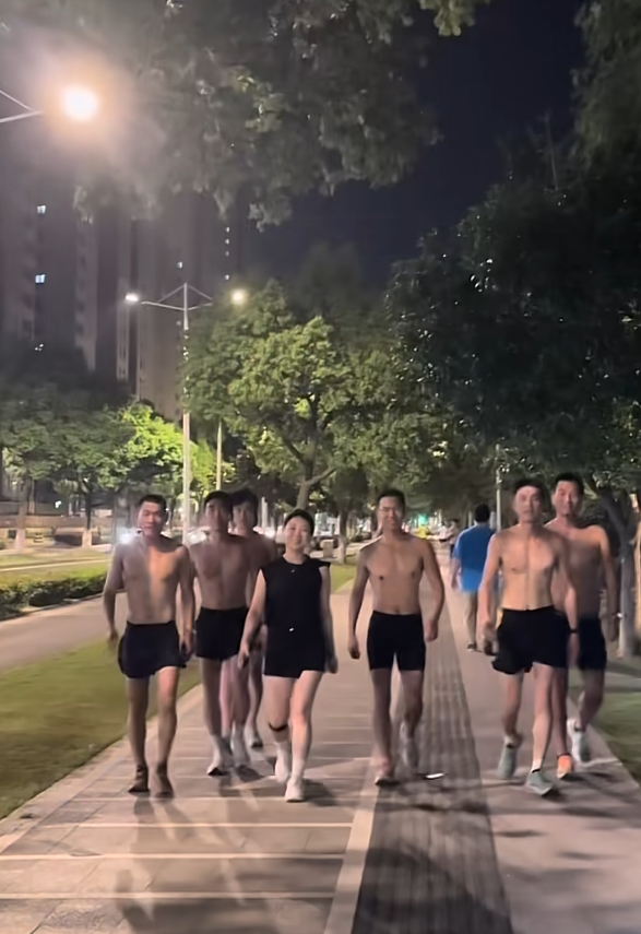 她来了她来了.她带着腹肌走来了，她越来越猖狂了 