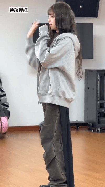 欧阳娣娣这是音综还是选秀谁被欧阳娣娣的舞台造型美到挪不开眼！红色吊带抹胸蕾丝