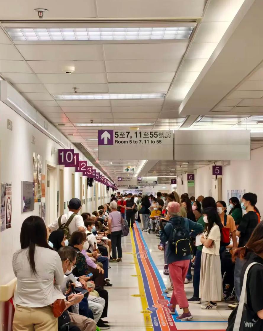 刚看香港人吐槽公立医院，挂个专科号250元，等了4个多小时。。还没水喝。难怪都