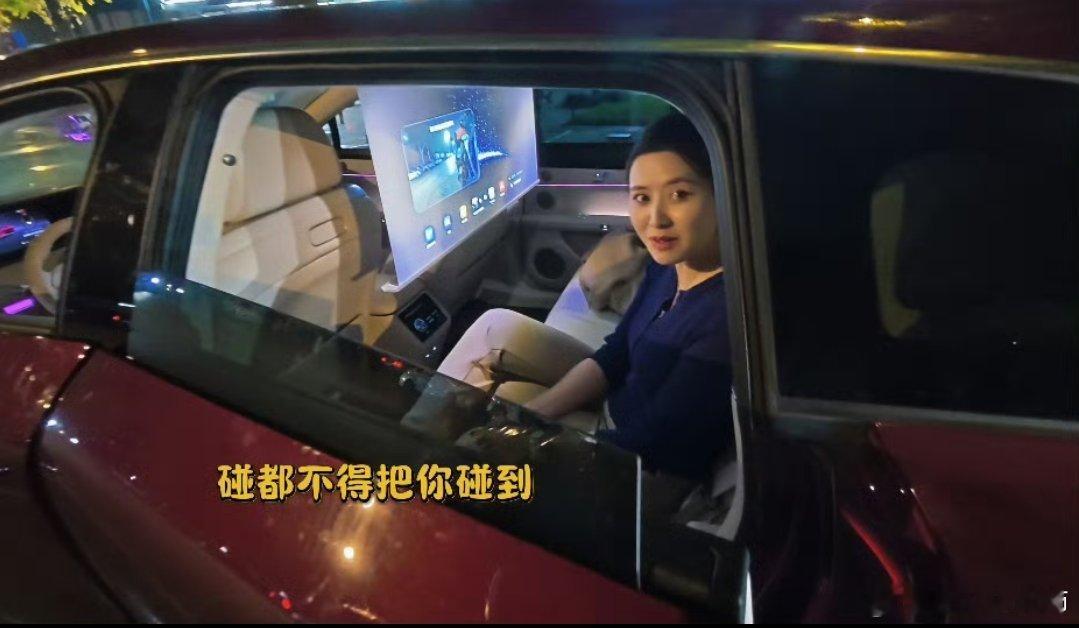 骑手遇前车开门上演黑科技避险现在汽车自带的开门卫士，能避开开门杀，很实用啊我记得