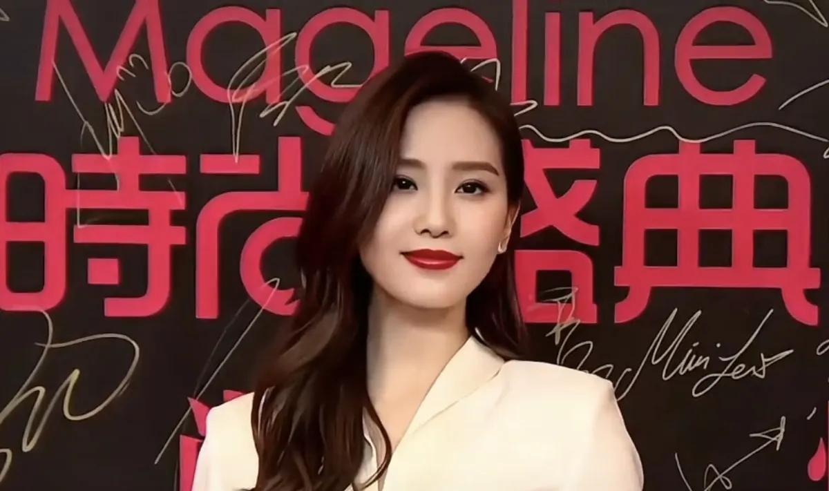 她有一种优雅，大气知性美[爱心]非常期待，有刘诗诗的时尚盛典才有看头[呲牙笑]期待