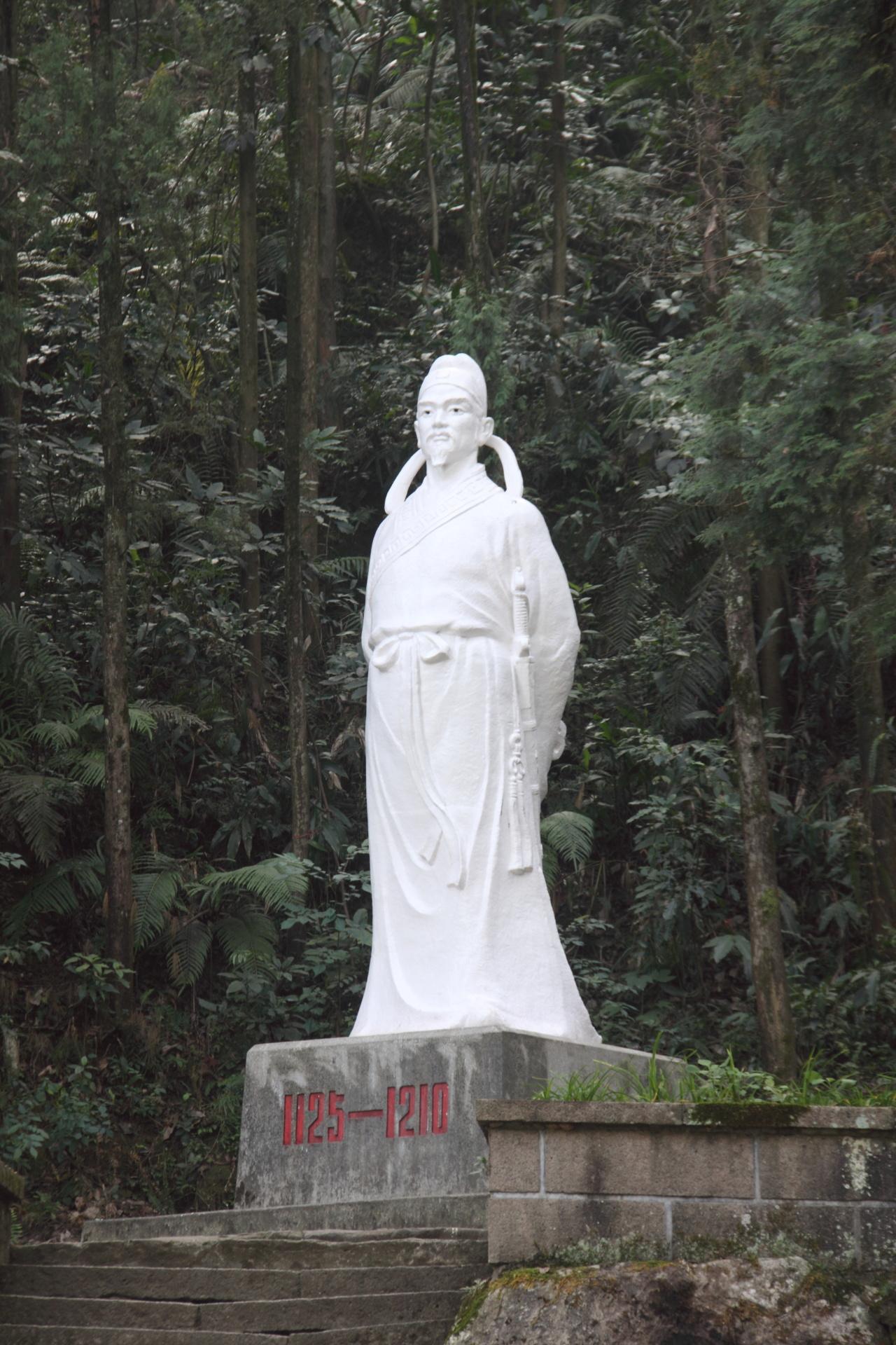 六个儿子全没分家，加上孙辈、奴婢，四十口人挤在山阴一处庄园里。靠一个赋闲在家