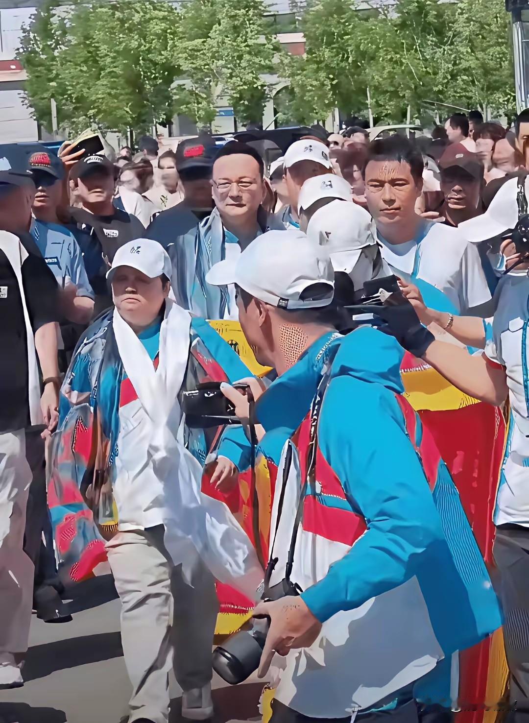 我从来不去酒吧…我只会喝茶不会喝酒…我不喜欢铺张浪费…我低调，不喜欢拍照…