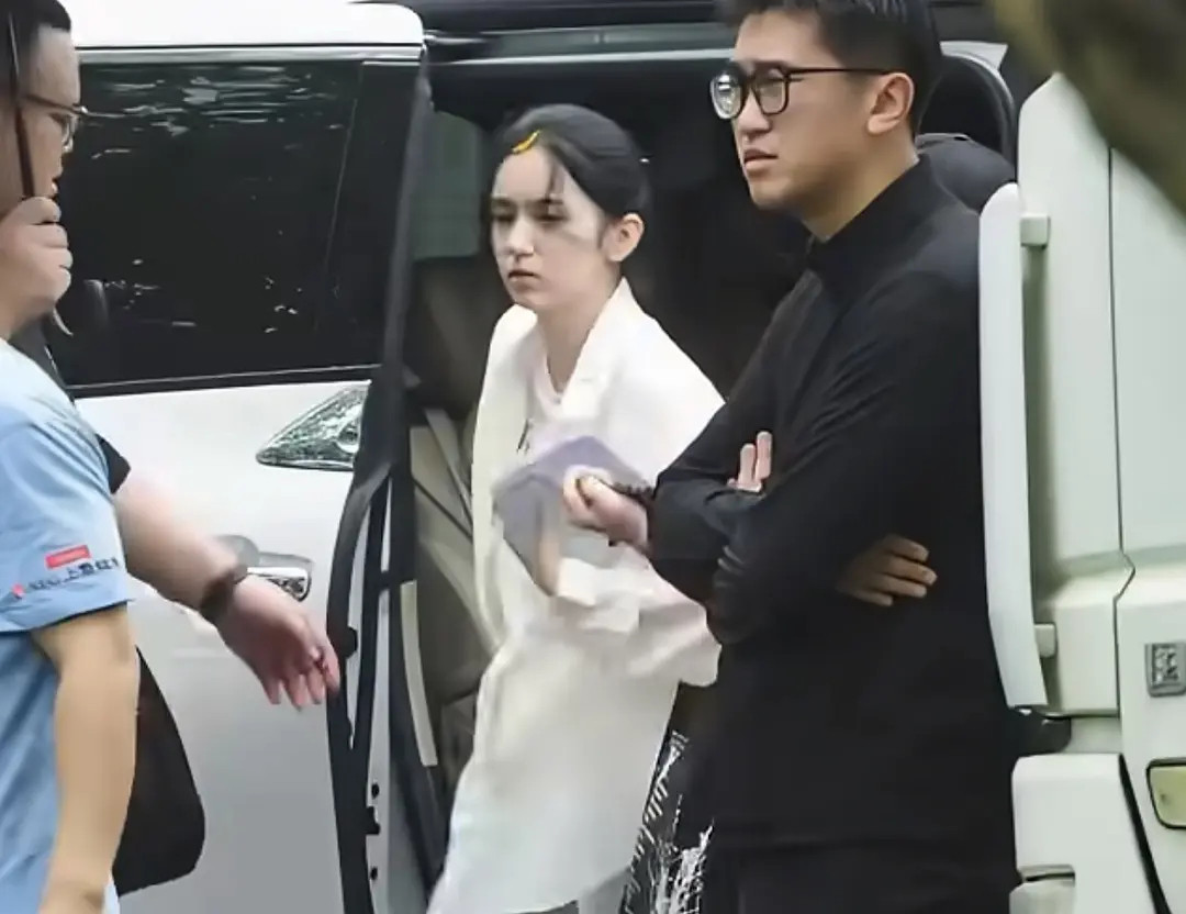 周也这脸圆的不管理身材吗