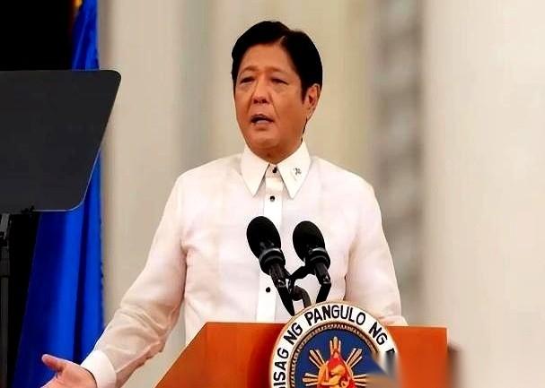 新闻里的菲律宾总统小马科斯，正忙着跟美国的军舰合影。但只要你顺着他兜里的账本往