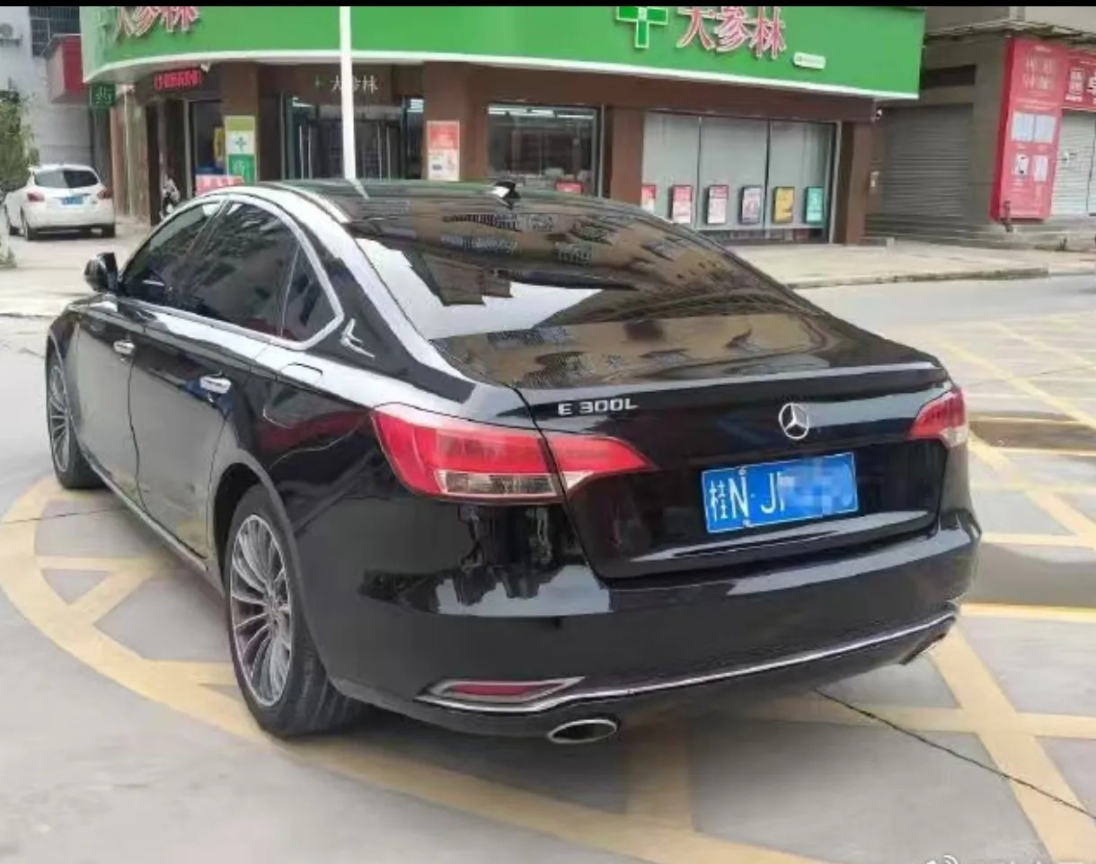 这原车是个啥玩意儿，原来是众泰呀，看尾灯像轩逸。泰改的奔驰，你别说这还真有点奔