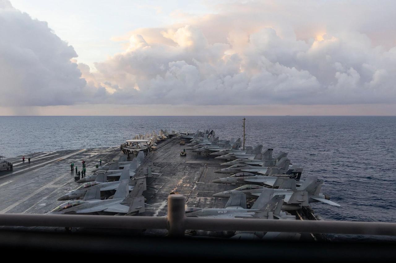 高速航渡中的福特号航舰