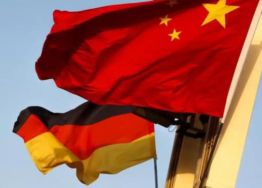 德国总理默茨的飞机还没落地，中国上千吨稀土已先抵达汉堡港，结果德国经济部立刻叫停