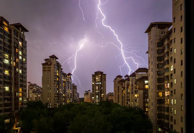 昨夜初闻惊雷惊雷一夜九天来，雨箭千排火力开。十里桃花全射尽，飞红点点满亭