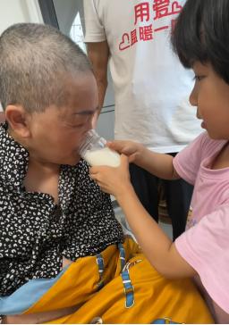 “后悔了吧！”广西某地，一位曾以67岁高龄不顾反对生下幼女的田女士，如今已74岁