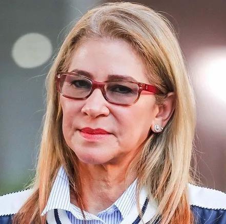 【为什么带走马杜罗夫人】发布的新闻照片中看到，马杜罗手足无措地看着穿白衬衣的夫人