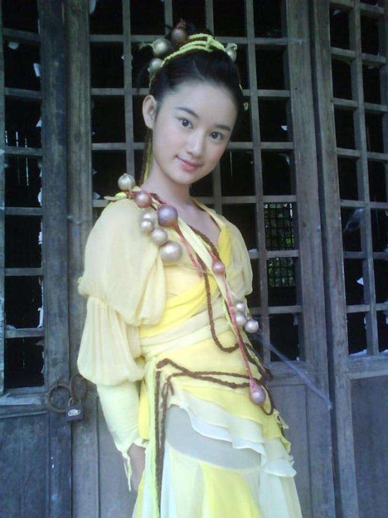 刘美含 14岁的刘美含凭借《女生日记》出道,与杨紫、马雅舒等合作了这部青春剧,在剧中饰演了没有缺点也没有个性的女孩郝佳,不过让观众印象深刻的是《巴啦啦小魔仙》中好强又有些孤寂的严莉莉,在《十五年等待候鸟》中刘美含饰演了活泼开朗又敢爱敢恨的单纯女孩李君,2017年还要出演《天泪传奇之凤凰无双》让人期待她的表现,