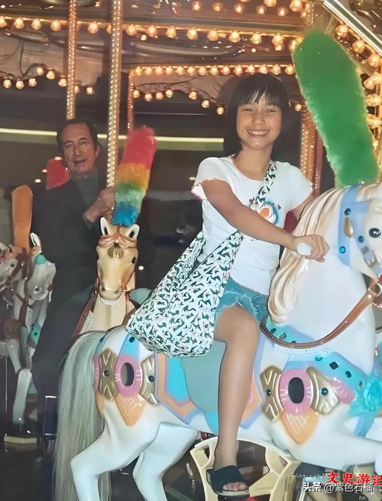 这或许是赌王何鸿燊仅有的一张骑旋转木马的照片，他陪伴的对象正是他的宝贝女儿何超琼