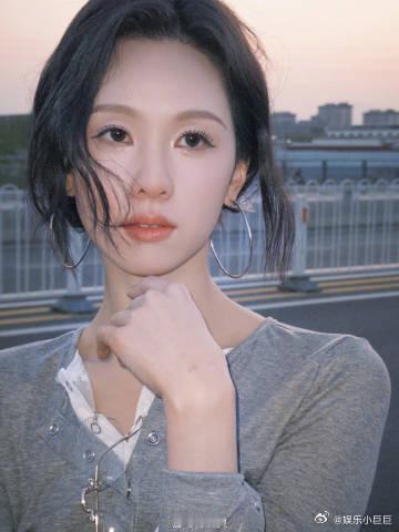 陈都灵高智感美貌加智商直接封神！专注时的知性美，笑起来的甜美感，高智感让每一