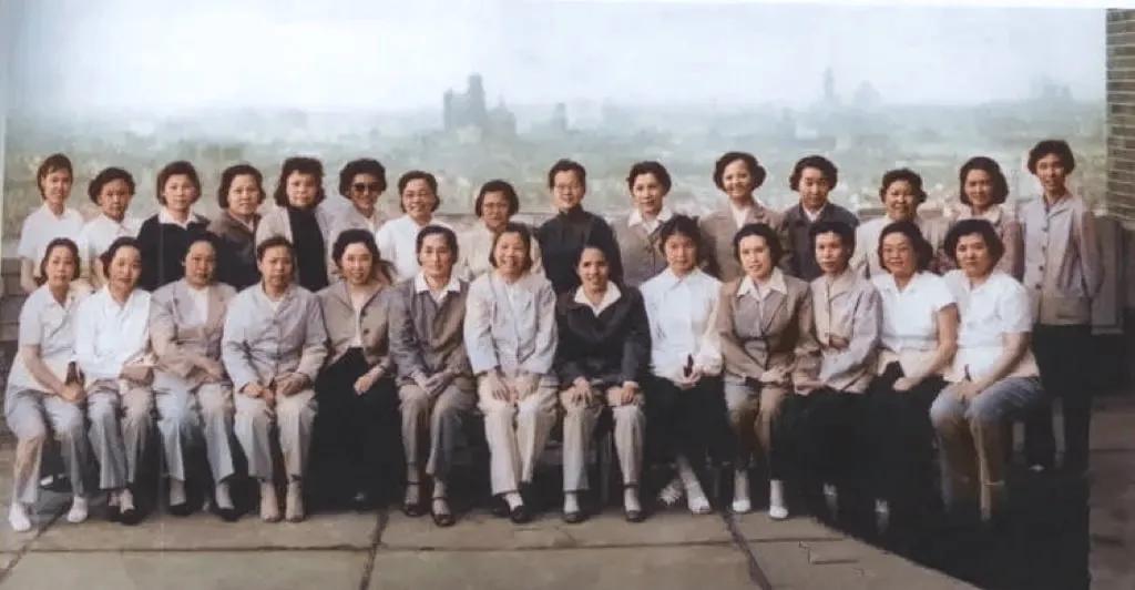 这是1959年共和国开国功勋领导人的夫人们的集体合影，照片中的每一位夫人个个都是