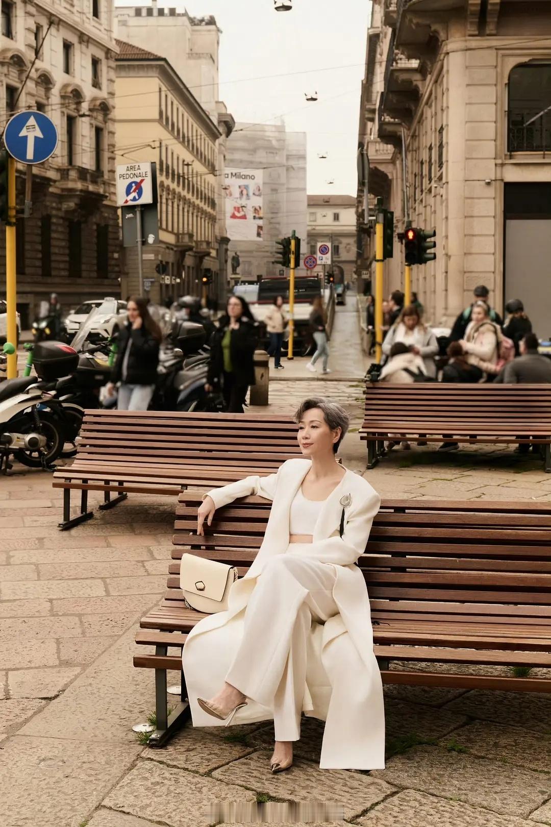 叶童又杀去米兰时装周了，这气场直接封神，完全就是真人版时尚女魔头，太绝了！