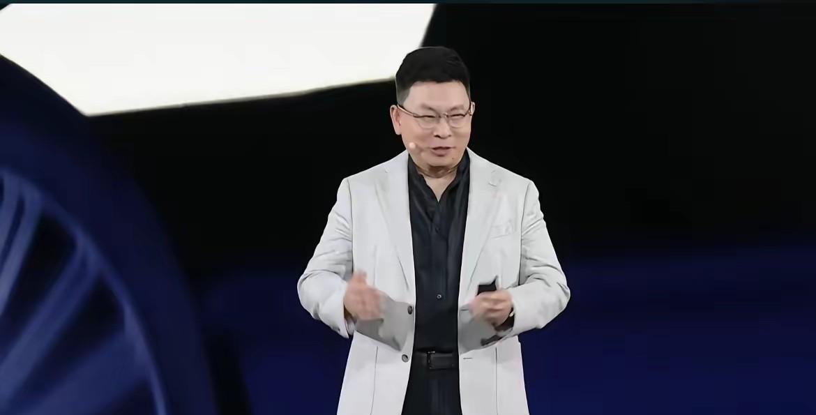 没做功课！余承东鸿蒙智行秋季发布会的表现有点大失水准啊！有多人看了昨天晚上的鸿