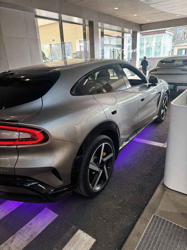 YU7一定要加装底盘氛围灯不光能耍帅，吸引女孩子喜欢，在昏暗照明路段还能辅助智