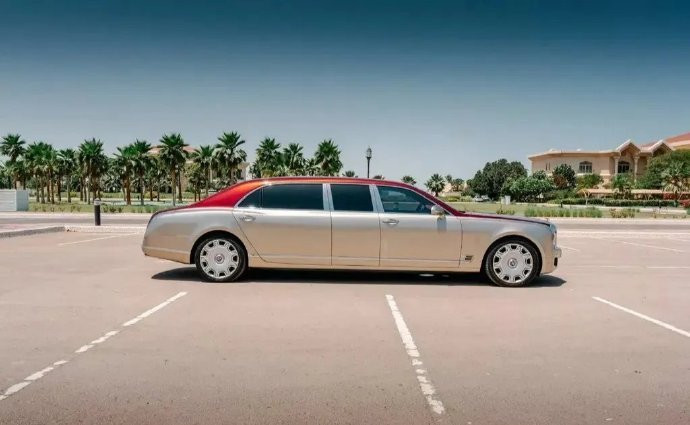 宾利居然出6座版了！2+2+2布局+加长设计，把奢华和实用性焊在了一起，每排座椅