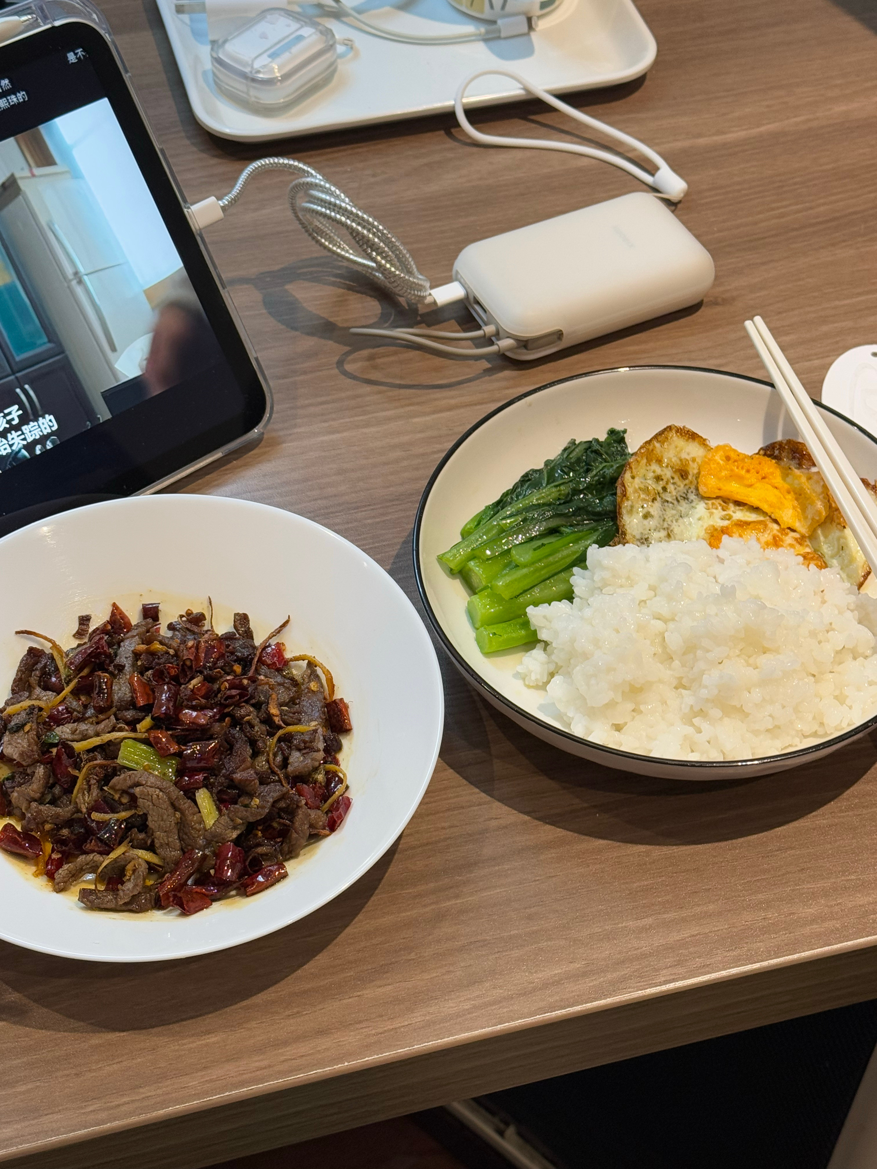 P1是我舅舅做的超级辣香牛肉丝还有我妈妈给我摆盘的饭最近忙的老是赶不上回家