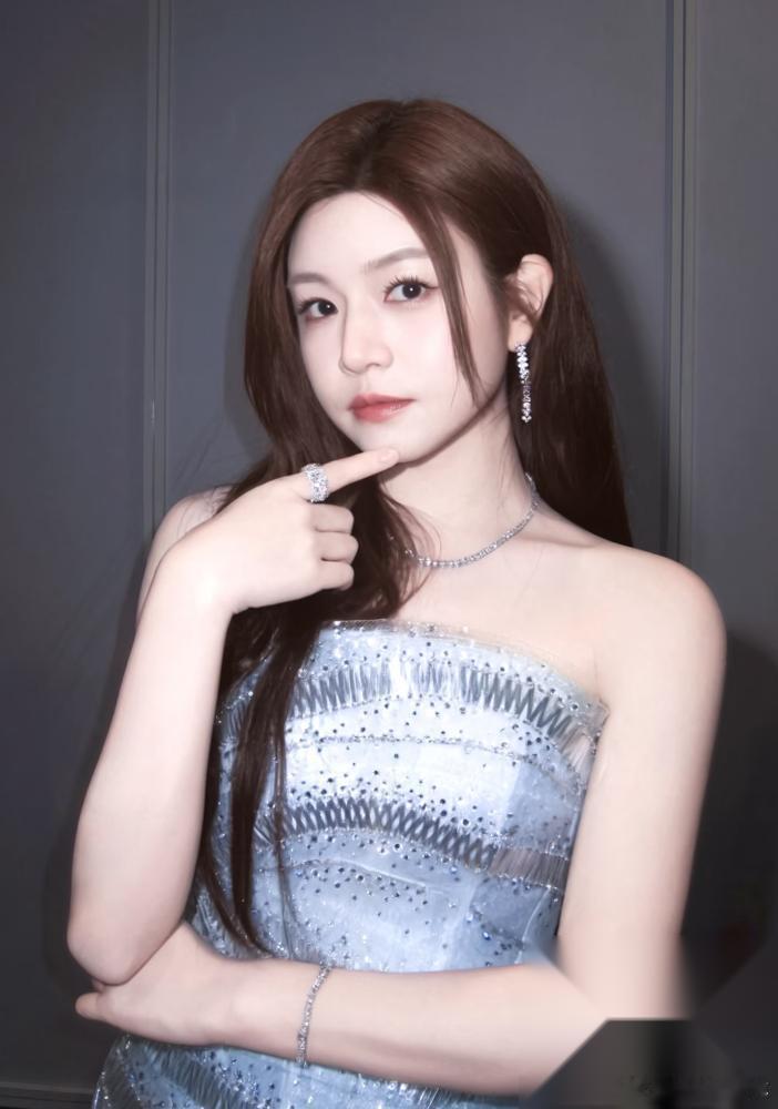 陈妍希右脚跟腱，彻底断了。不是扭伤，不是骨裂，是整根断掉，手术缝合，石膏固定