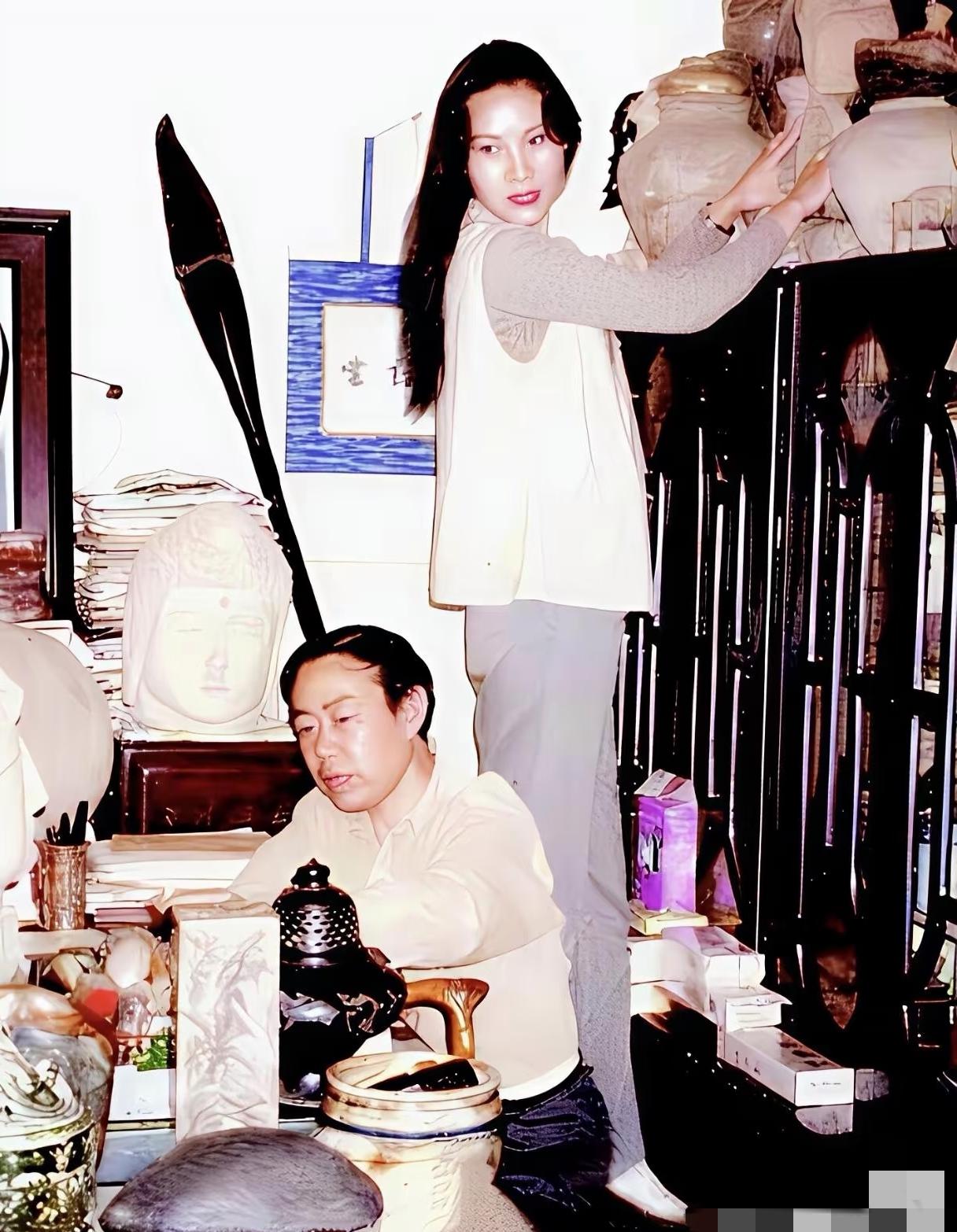 著名作家贾平凹与他的第二任妻子郭梅在家中书房的生活照。两人相差17岁，于199